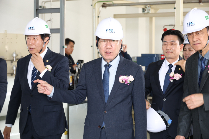 24일 전주 상림수소충전소를 찾은 우범기 시장(가운데)이 시설을 둘러보고 있다. 전주시 제공