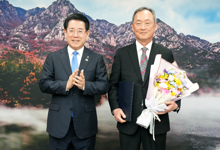 김영록 전남지사(왼쭉)는 제17대 순천의료원장에 민영돈 전 조선대 총장을 임명했다. 전라남도 제공 