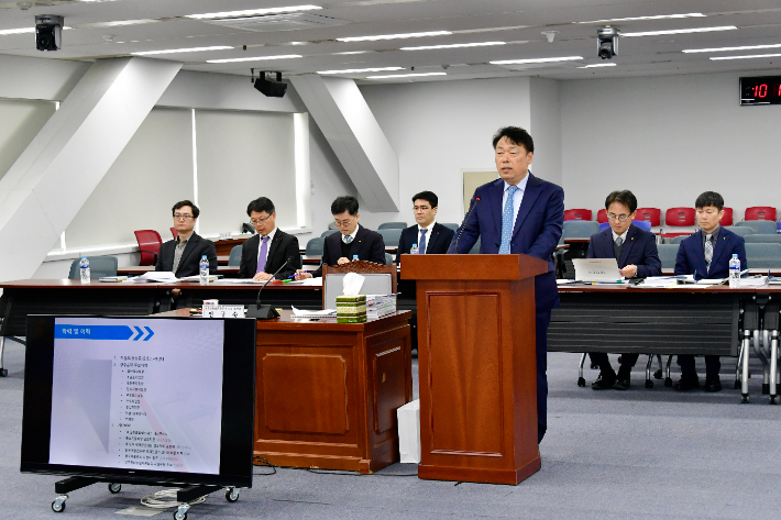 광주시의회 광주 신용보증재단 이사장 인사청문특별위원회는 24일 염규송 광주 신용보증재단의 이사장 후보에 대한 인사청문회를 열어 자질과 도덕성 문제를 추궁했다. 광주시의회 제공  