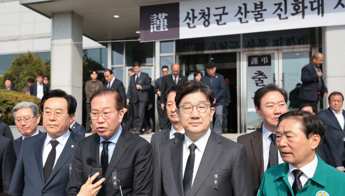 국민의힘 지도부가 24일 경남 창녕군 창녕군민체육관에 마련된 '산청군 산불진화대 사고 희생자 합동분향소'를 찾아 애도를 표하고 있다. 연합뉴스