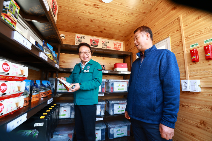 손병복 울진군수가 전국 최초로 설치한 고립위험마을 재난대비 안심컨테이너에서 물품을 점검하고 있다. 울진군 제공
