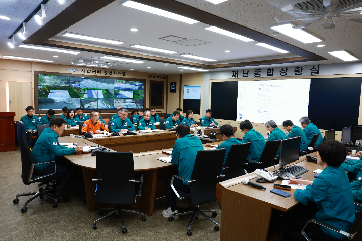 손병복 울진군수가 산불 관련 대책 회의를 주재하고 있다. 울진군 제공
