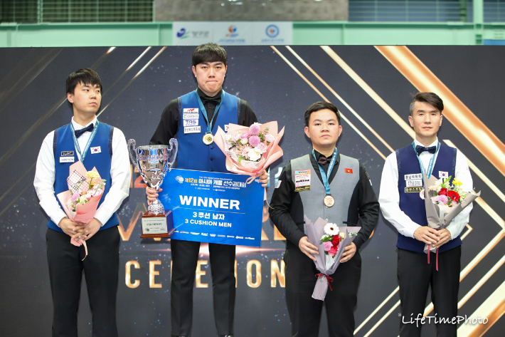 지난해 아시아선수권대회 준우승자 김행직(왼쪽부터), 우승자 김준태, 공동 3위 바오 프엉 빈, 강자인의 시상식. 연맹