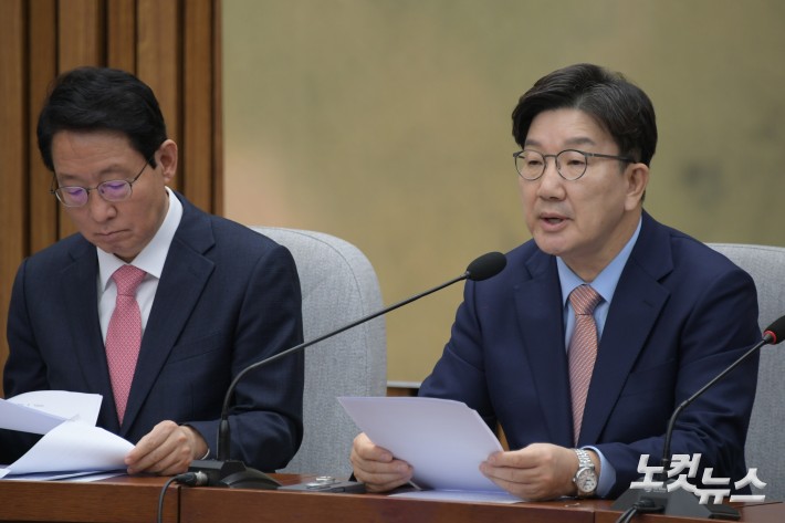 발언하는 권성동 원내대표