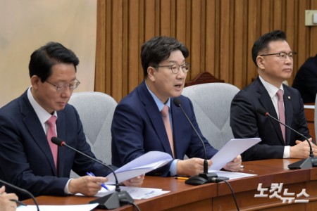 발언하는 권성동 원내대표