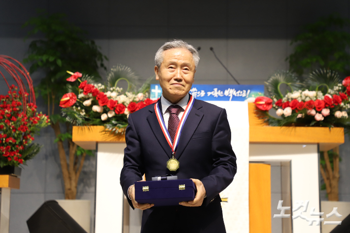 백용주 원로장로가 추대패와 선물을 받고있다. 유상원 아나운서
