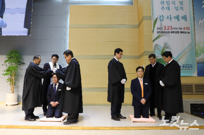 권택만, 민형기 장로가 안수를 받고 있다. 유상원 아나운서