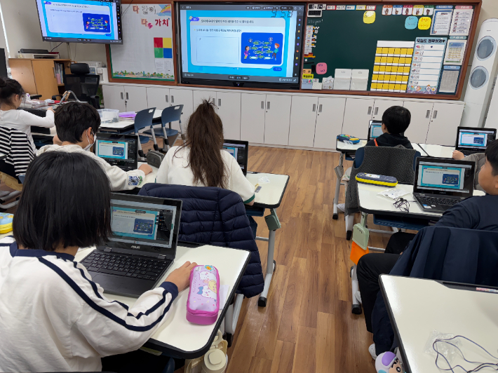 학생들이 AI교과서를 통해 수업을 받고 있다. 부산시교육청 제공  