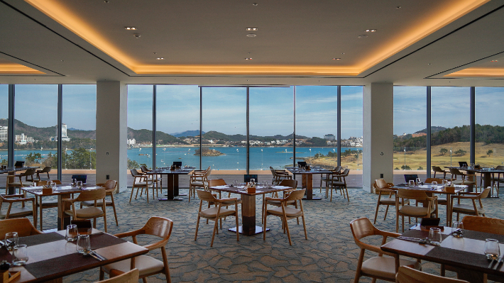 전남 여수시에 위치한 국내 유일의 아일랜드 골프장인 '세이지우드CC 여수 경도'가 2025년 봄 시즌을 맞아 클럽하우스 전면 리뉴얼을 마치고 고객맞이에 들어갔다. 여수 경도 제공