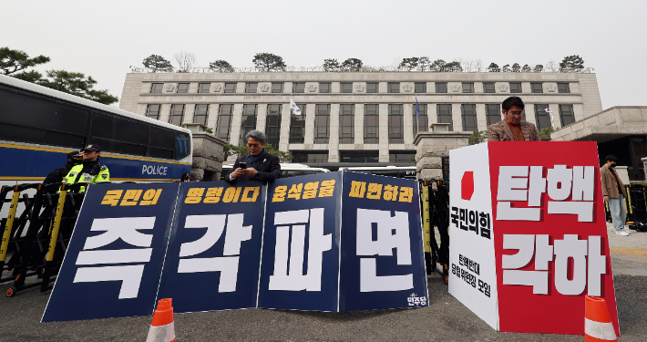 25일 서울 종로구 헌법재판소 앞에서 더불어민주당 김기표 의원이 윤석열 대통령 파면 촉구 1인 시위를, 국민의힘 박종진 인천 서구 을 당협위원장이 윤 대통령 탄핵 반대 1인 시위를 하고 있다. 연합뉴스