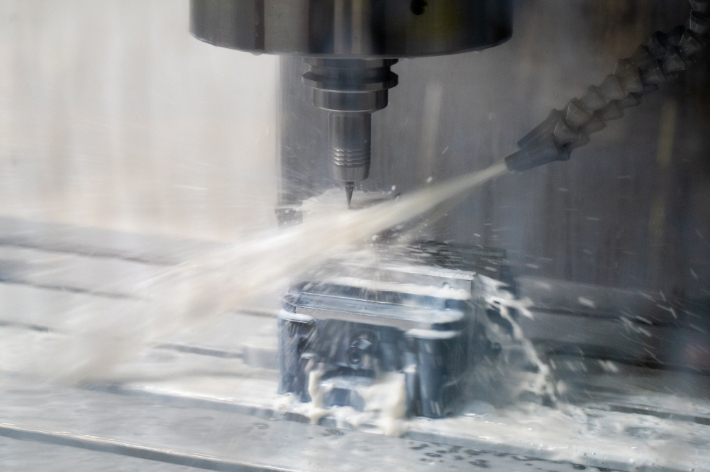 KERI의 CNC 기술이 적용된 공작기계가 초정밀 가공을 하고 있다. 전기연구원 제공