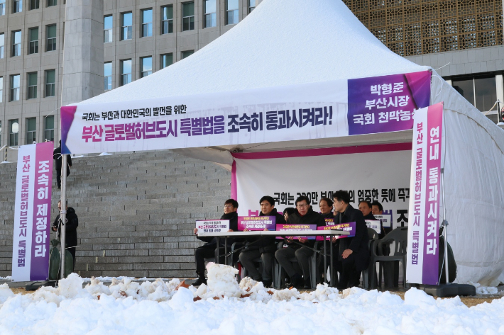 박형준 부산시장 등이 부산 글로벌허브도시특별법 통과를 촉구하는 천막 농성을 벌이고 있다. 부산시 제공