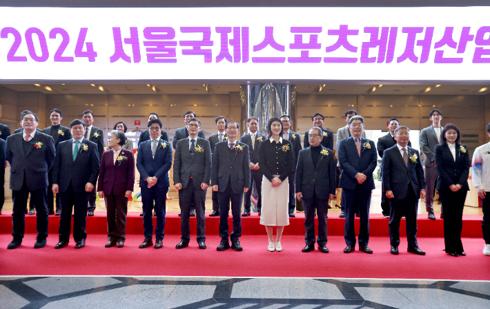 지난해 스포엑스 개막식에서 PBA 김영수 총재 등 주요 인사들이 인사하는 모습. PBA