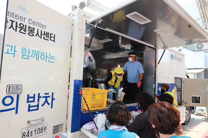 울진군이 의성 산불 현장에 투입한 사랑의 밥차. 울진군 제공