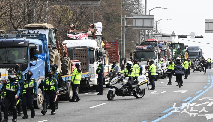 경찰과 대치하는 전농 트랙터