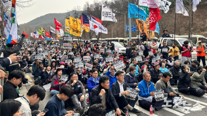 25일 서울 서초구 남태령일대에서 진행된 '윤석열 대통령 탄핵 촉구' 집회의 모습. 박인 기자