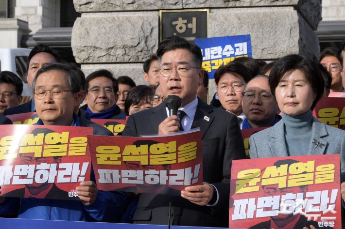 26일 서울 종로구 헌법재판소 앞에서 열린 내란수괴 윤석열 신속파면 촉구 더불어민주당 기자회견에서 박찬대 원내대표가 발언을 하고 있다.
