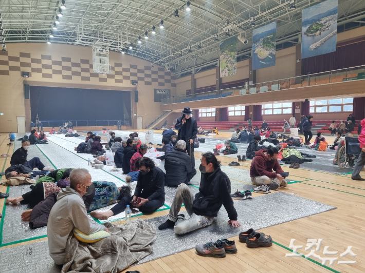 영덕국민체육센터에 이재민들이 대피해 있다. 김대기 기자