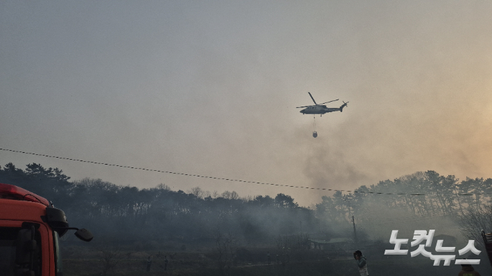 고창의 한 야산에서 발생한 화재를 진화 중인 헬기 모습. 심동훈 수습기자
