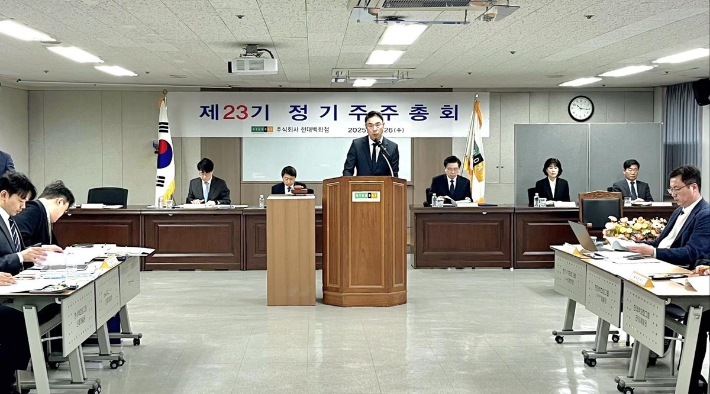 현대백화점 주주총회에서 정지영 대표가 발언하고 있다. 연합뉴스 제공