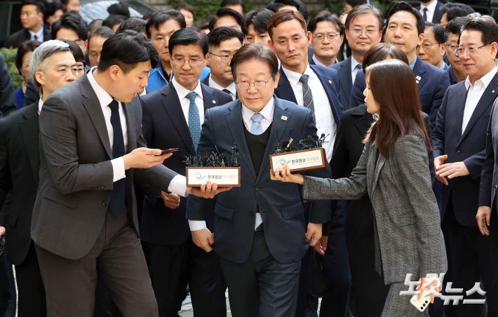 공직선거법 위반 혐의 2심 선고공판 출석하는 이재명 대표
