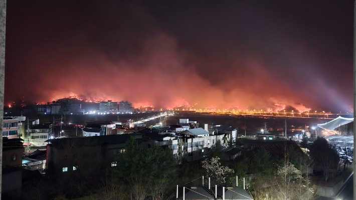 의성 산불이 다른 지역으로 확산하고 있다. 독자 제공