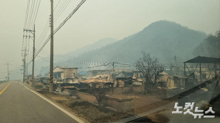 화마가 쓸고 간 뒤 폐허가 된 영덕 수암마을. 김대기 기자