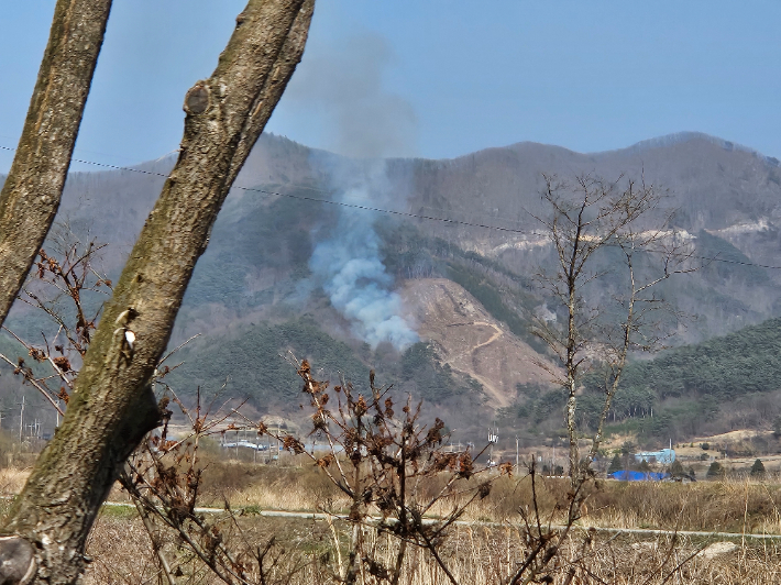 26일 오후 3시 9분쯤 순창군 쌍치면의 한 야산에서 불이나 소방 당국이 진화 중이다. 전북소방본부 제공