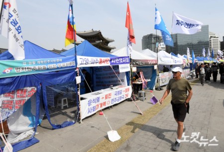 광화문에 설치된 탄핵 찬성 시민사회 단체의 천막