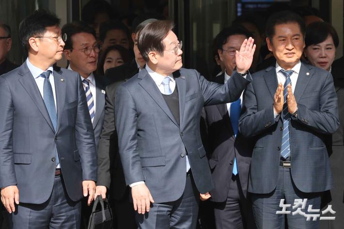 무죄 선고 받은 뒤 지지자들에게 인사하는 이재명