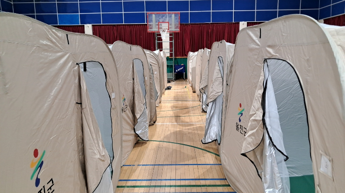 울진군 대피소인 온정중학교 체육관. 울진군 제공