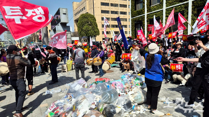 청주시 현도면 주민들이 26일 충북도청 앞에서 집회를 열고 현도일반산업단지계획 변경 신청 불허를 촉구하고 있다. 최범규 기자