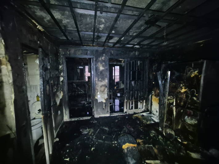 26일 오후 부산 부산진구 공동주택 화재 현장. 부산소방재난본부 제공