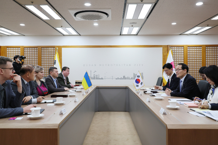 이준승 부산시 행정부시장(오른쪽 가운데)이 우크라이나 경제사절단을 접견했다. 부산시 제공