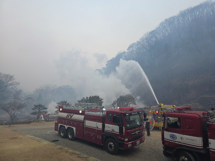 소방관들이 산불 진화를 하고 있다. 경북소방본부 제공