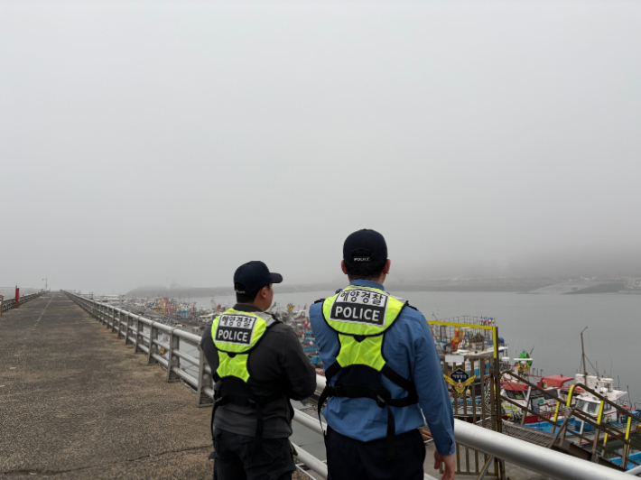 농무가 짙은 서천 홍원항 게류선박을 점검하고있는 보령해경. 해경 제공