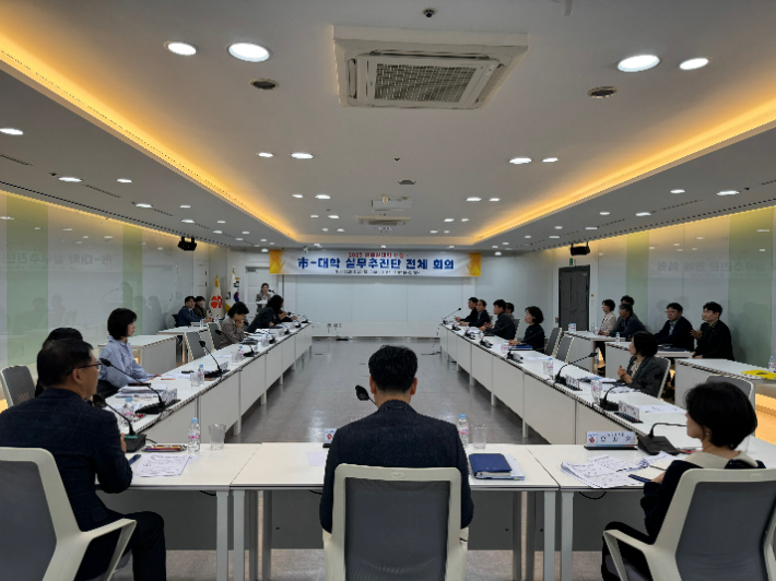 광주광역시는 27일 시청서 '2025 글로컬대학 선정 실무추진단(TF) 회의'를 열고 전남대 등의 글로벌대학30 선정을 위해 적극 나서기로 했다. 광주광역시 제공 