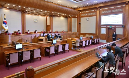 대심판정 들어선 헌법재판관들