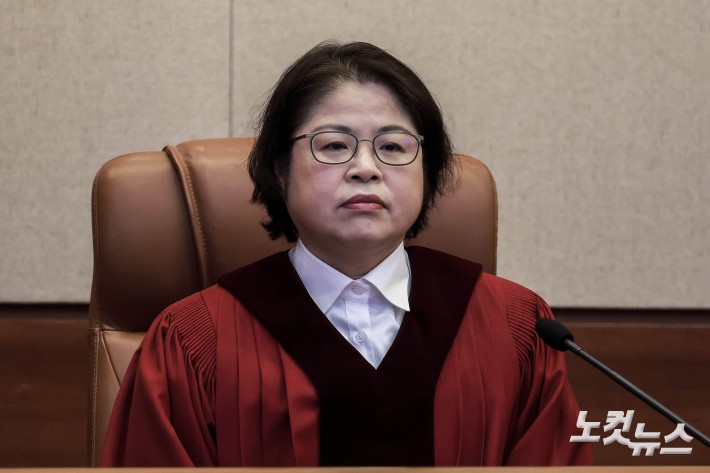 3월 헌법소원 심판 참석하는 김복형 헌법재판관