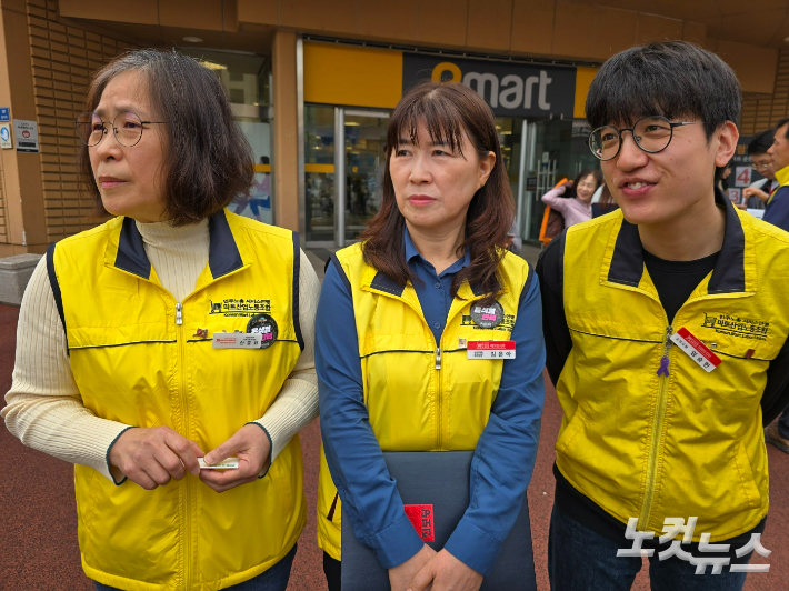 왼쪽부터 이마트 순천점 노조 안종화 지회장, 피해자인 김은아 조직부장, 마트산업노조 이마트지부 임승헌 조직국장. 고영호 기자