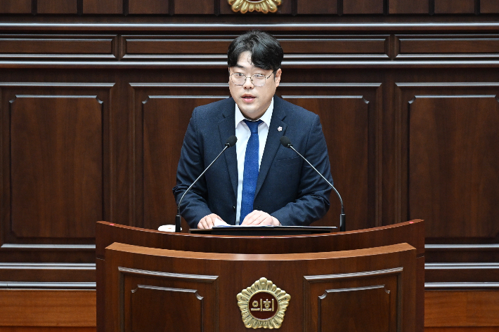 27일 부산시의회 본회의장에서 결의안의 정치적 표현 수정을 요구하며 재회부를 요청하고 있는 더불어민주당 반선호 의원. 부산시의회 제공