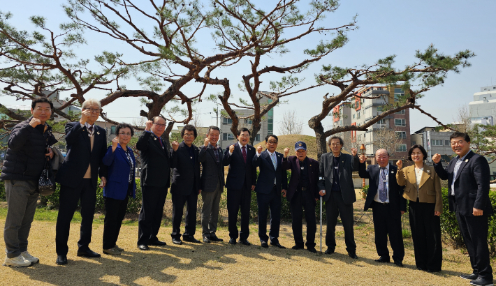 주낙영 경주시장이 보훈단체와 간담회 및 오찬을 가진 후 관계자들과 기념 촬영을 하고 있다. 경주시 제공