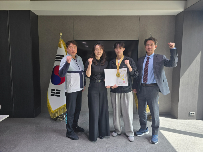 대구과학대학교 박지은 총장과 박시현 선수, 코치진이 '2025 전국연맹종별 배드민턴 선수권대회(대학)' 남자대학부 단식 우승을 기념하며 기념촬영을 하고 있다.(왼쪽에서 2번째 박지은총장, 3번째 박시현 선수). 과학대 제공 