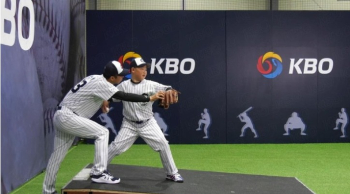 KBO가 유소년 투수들을 위한 연령별 교육 영상을 제작하는 장면. KBO 제공
