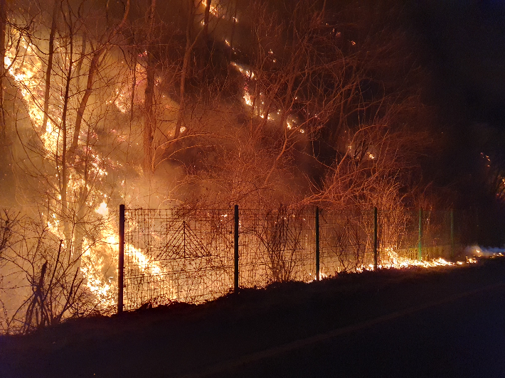 지난 밤 사이 산불이 확산하는 모습. 경북소방본부 제공