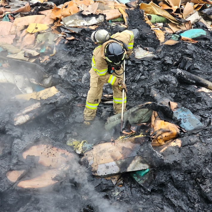 소방관들이 잔불 진화작업을 펼치고 있다. 경북소방본부 제공 