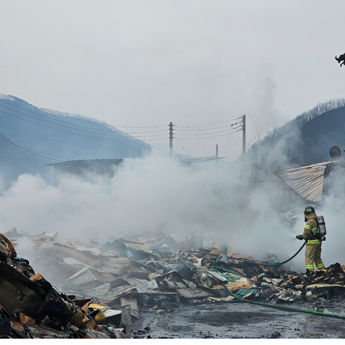 소방관들이 잔불 진화작업을 펼치고 있다. 경북소방본부 제공 