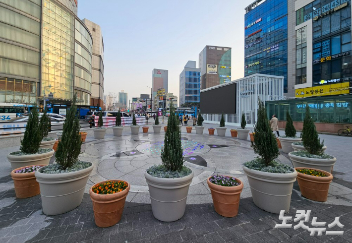 부산 중구 광복로 분수광장 바닥분수 주변을 대형 화분이 가로막고 있다. 김혜민 기자