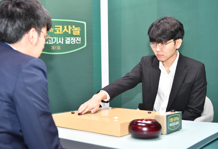 쏘팔코사놀 세계 최고기사 결정전 2라운드 경기를 벌이고 있는 신진서 9단. 한국기원 제공