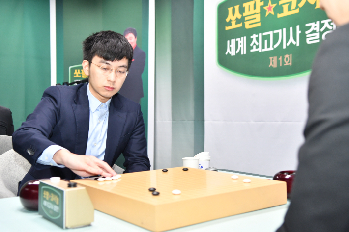 쏘팔코사놀 세계 최고기사 결정전 2라운드 경기를 벌이고 있는 대만의 쉬하호훙 9단. 한국기원 제공